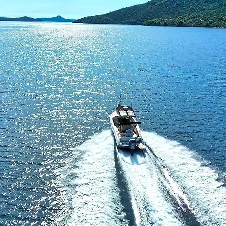 ספינת מלון Liberan Boat Tour